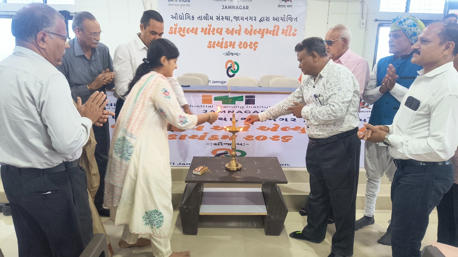 Aajkaal Daily (Desh Pardesh Ni Aajkaal)